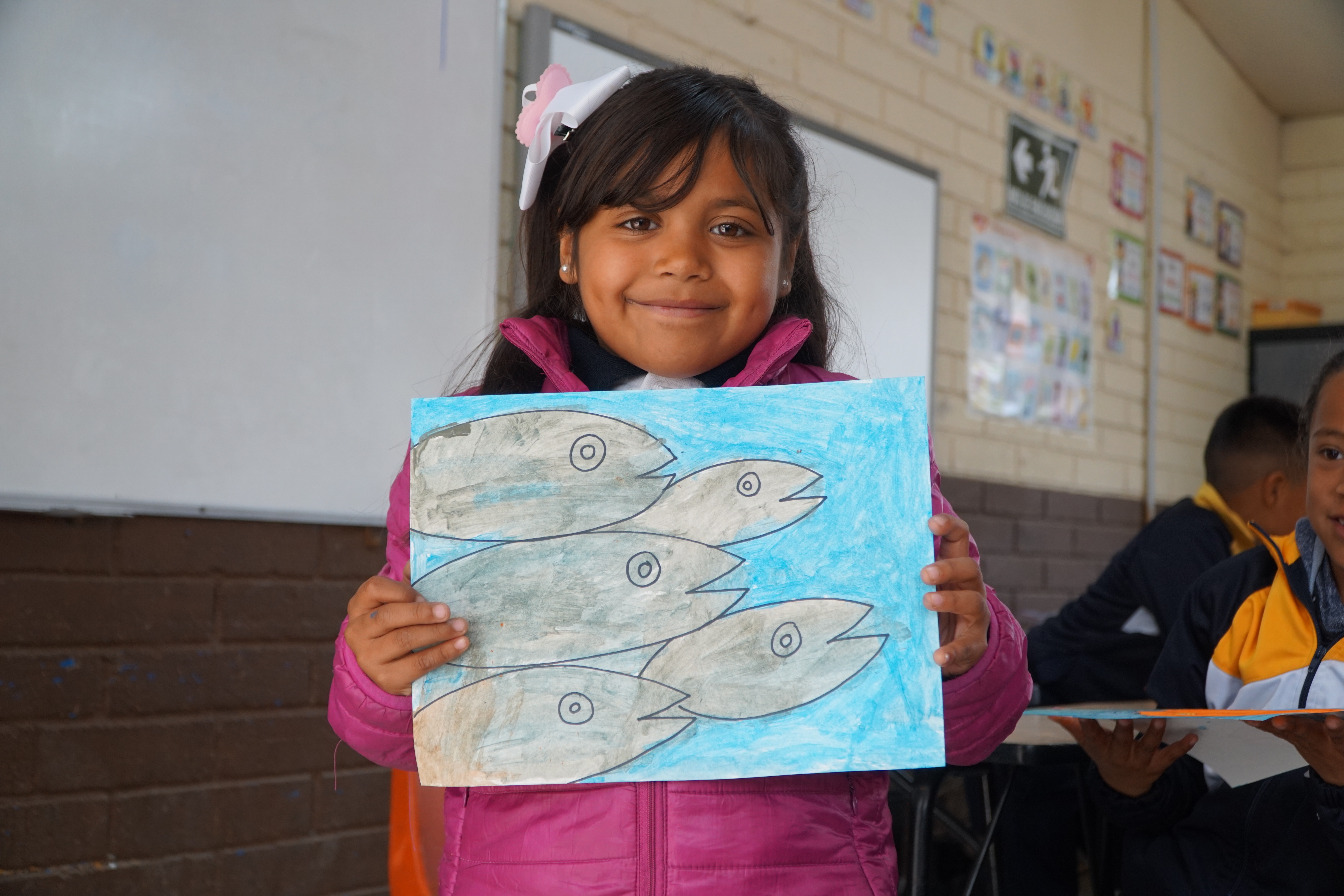Marcela Graudins - Azul BB Girl muestra su pintura de peces