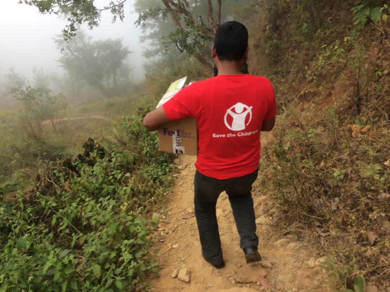 El equipo de Save the Children distribuyó en escuelas de Nepal las guirnaldas de flores de papel confeccionadas durante el Desafío.