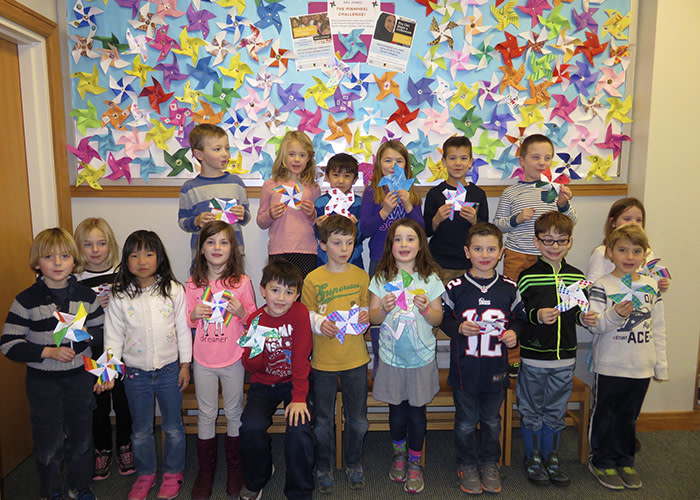 Los alumnos de primer grado de Concord Carlisle Kids Care hicieron un montón de molinetes para el Desafío de las Aulas Sanadoras.