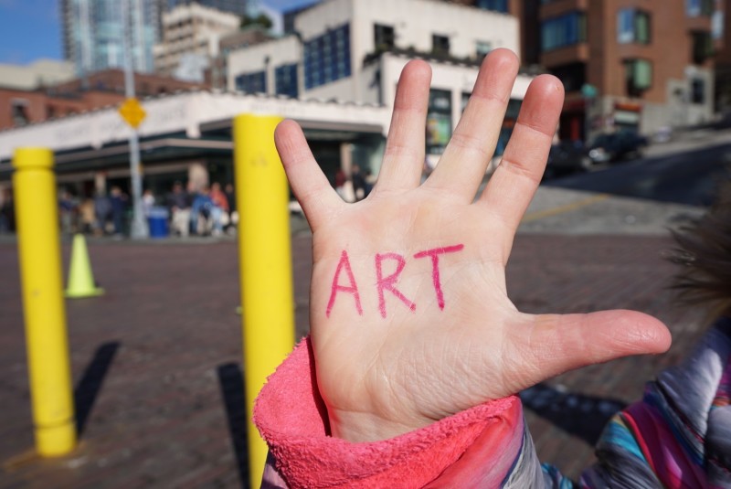 Jóvenes participan en la campaña My Hand en el mercado Pike Place de Seattle, WA.