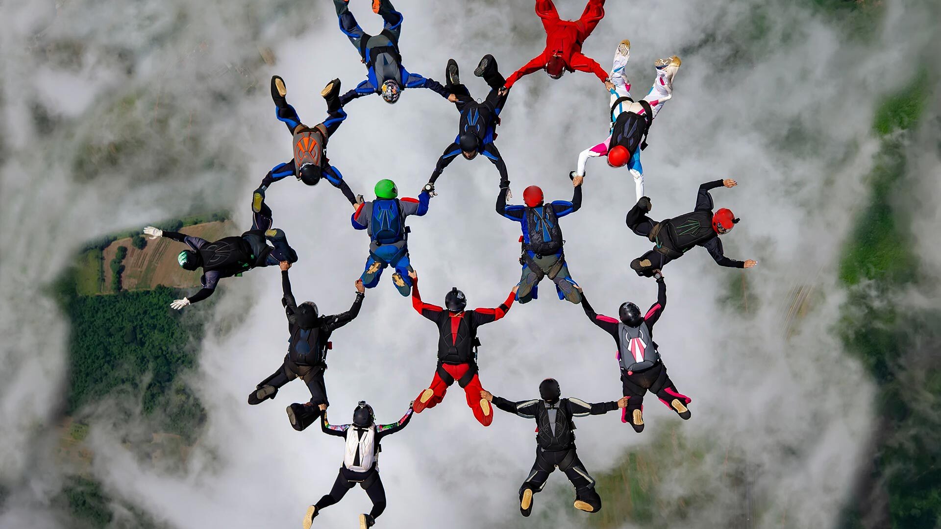 En grupp fallskärmshoppare i formation