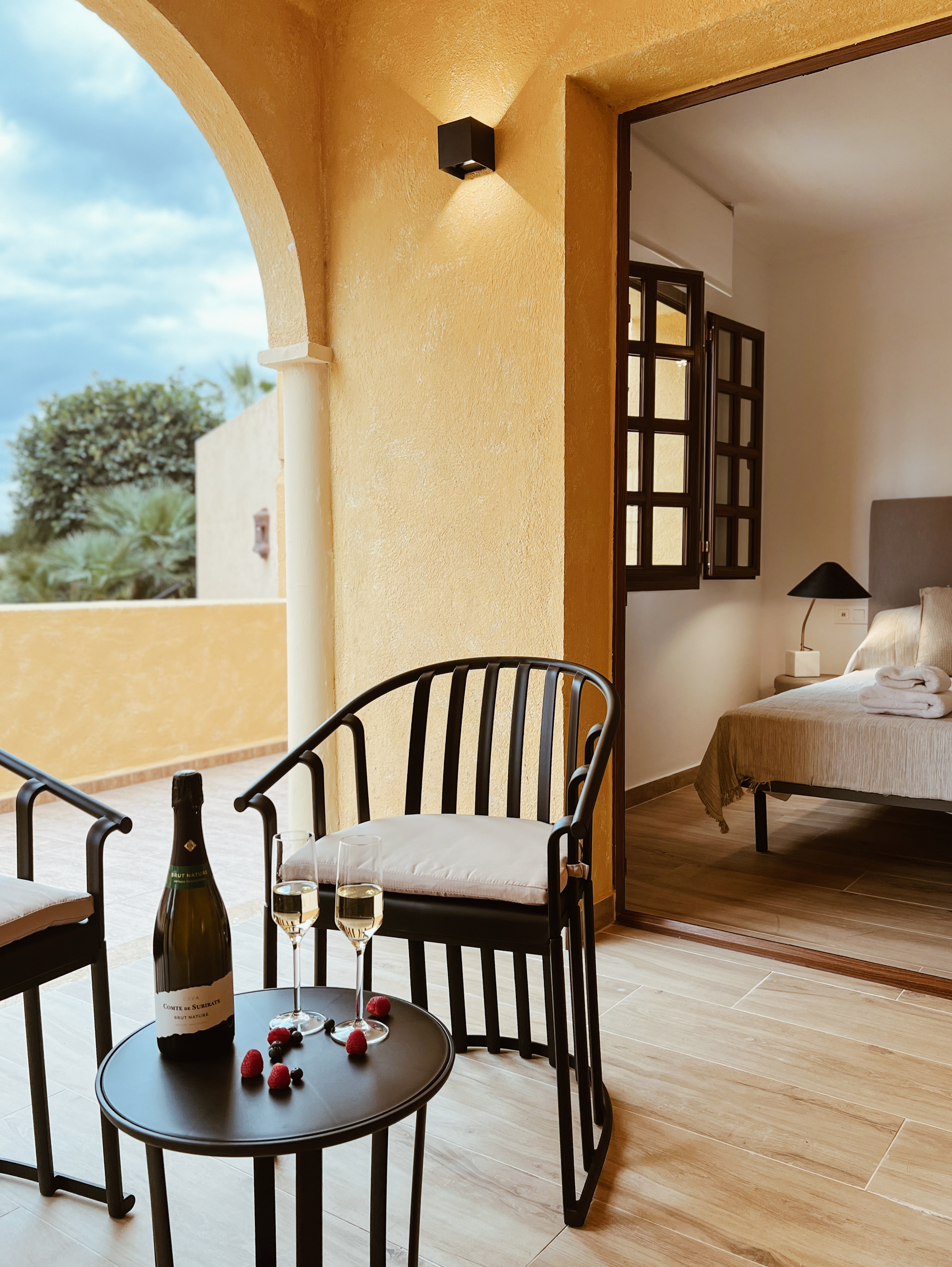 Colonial style architecture with no compromise on modern features and finishes internally, grouped into communities benefiting from shared spaces such as large swimming pools and varied gardens.