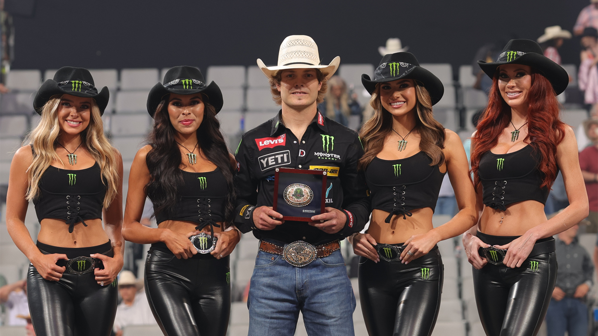 Derek Kolbaba breaks through with Round 1 win at the 2023 PBR World Finals  | PBR | Professional Bull Riders