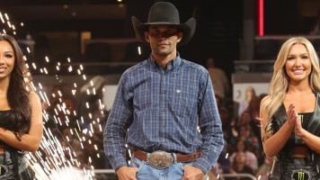 Alan de Souza seizes Round 1 win in front of sold-out Gainbridge Fieldhouse in Indianapolis | PBR | Professional Bull Riders