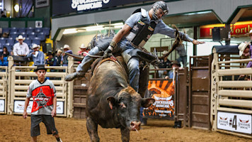 Perfect Alisson de Souza wins PBR Stockyards Showcase in Fort Worth ...