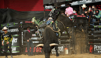 Mauney comes out swinging to help his chances at qualifying for the ...