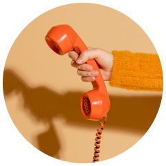 Round framed illustration with two purple chat bubbles on green background