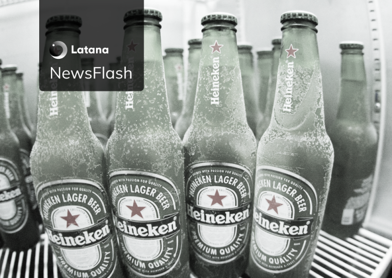Black & white image of Heineken beers in fridge (Thumbnail)