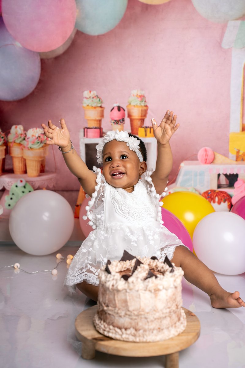 Un souvenir inoubliable : Avah, petite fille pétillante, fête sa première année en shooting photo