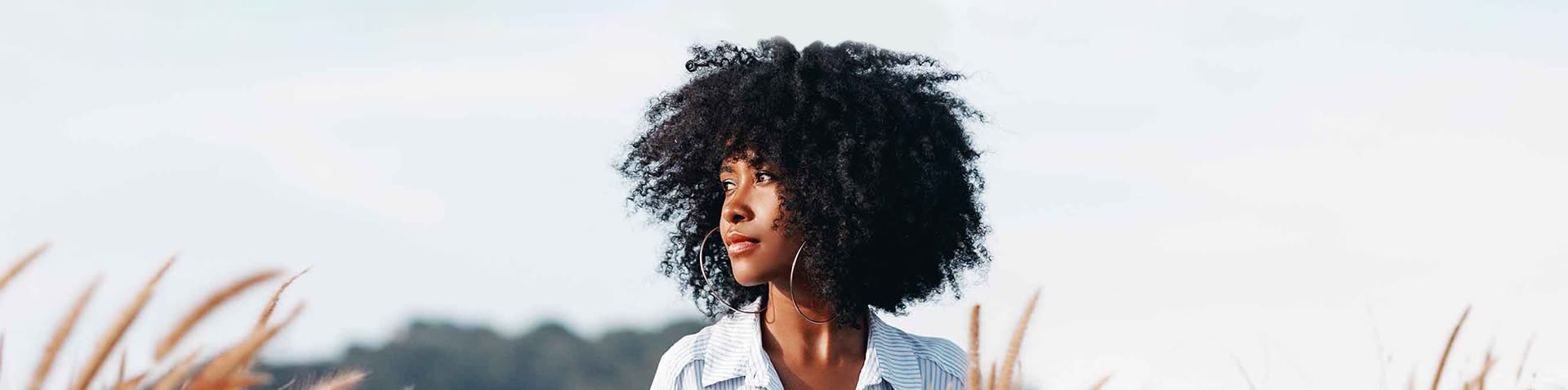 Femme avec une coiffure afro sur le terrain