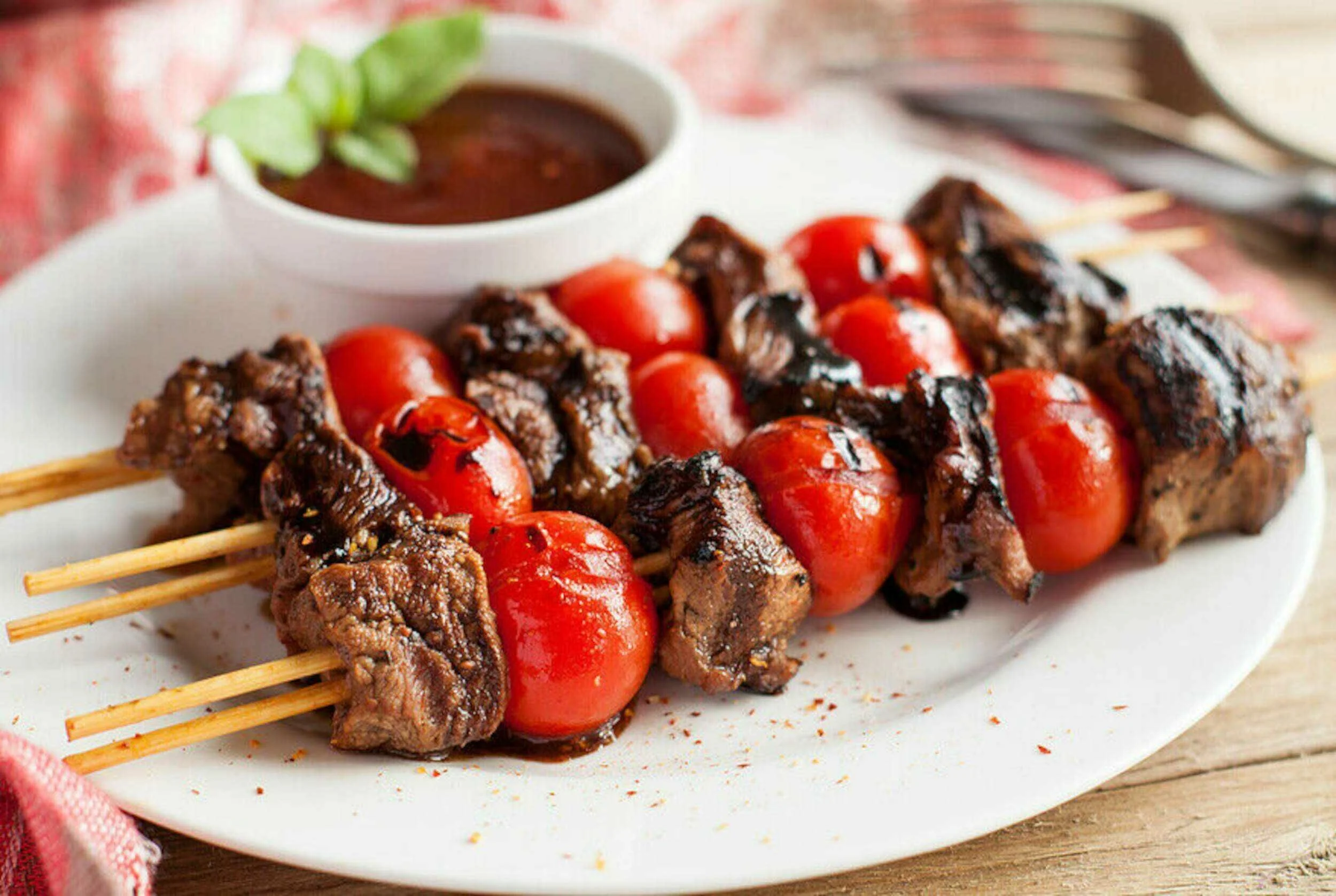 Шашлык с помидорами на шампуре. Шашлык на шампуре. Шашлык с помидорами на шампуре. Кейтеринг барбекю. Шашлык на мангале.