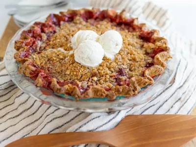 Strawberry Crumble Pie-image