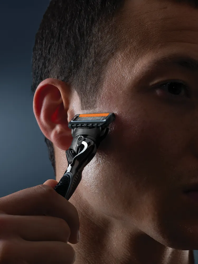 ひげを触る男性のライフスタイル画像
