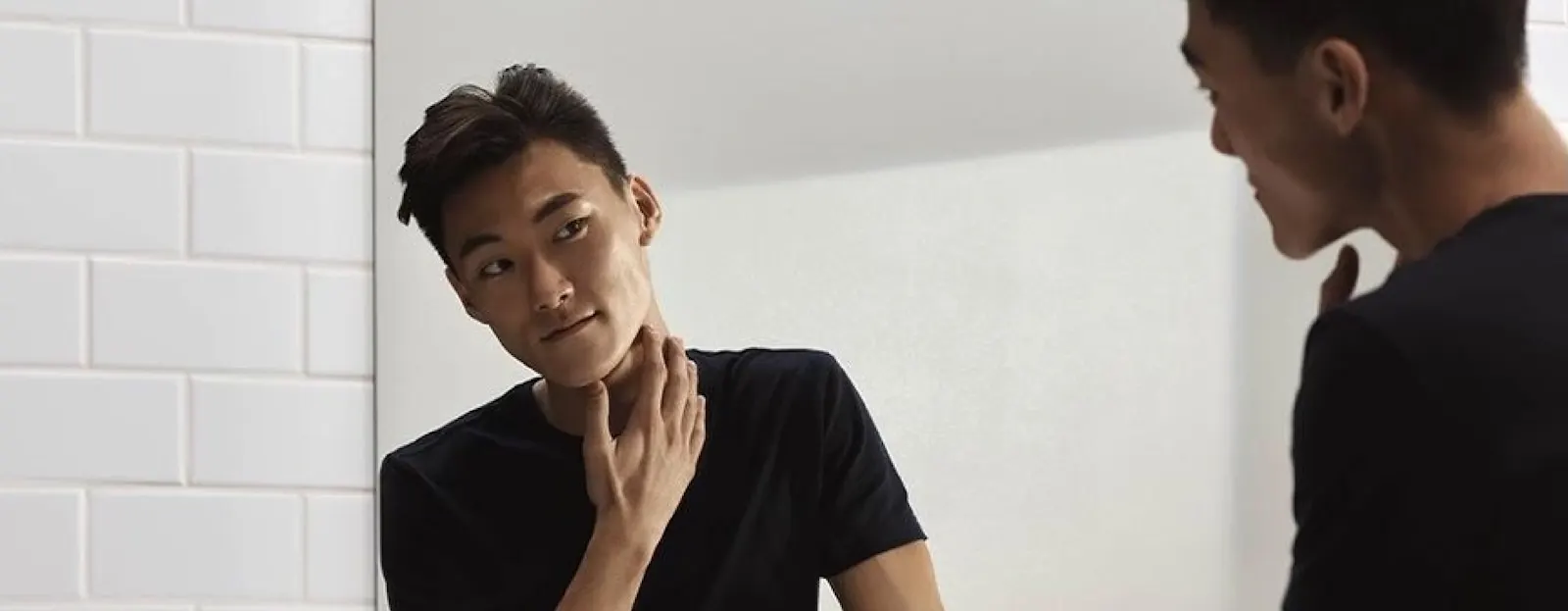 鏡を見る男性のライフスタイルイメージ