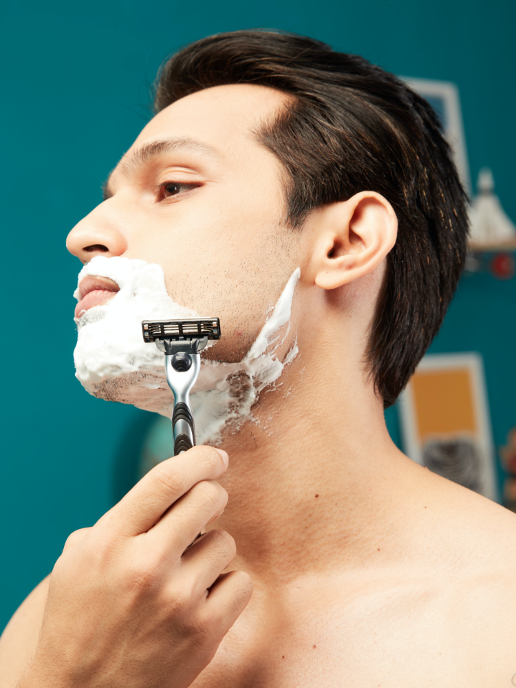 Kassér Frosset Charles Keasing Tips on How to Shave without Getting Spots | Gillette India