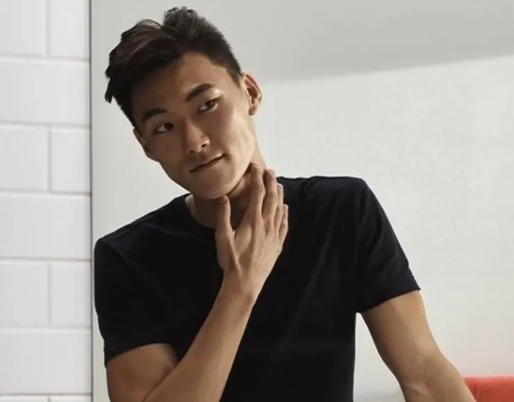 鏡を見る男性のライフスタイルイメージ