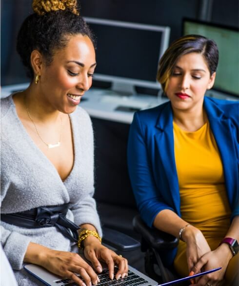 2 women looking at a laptop