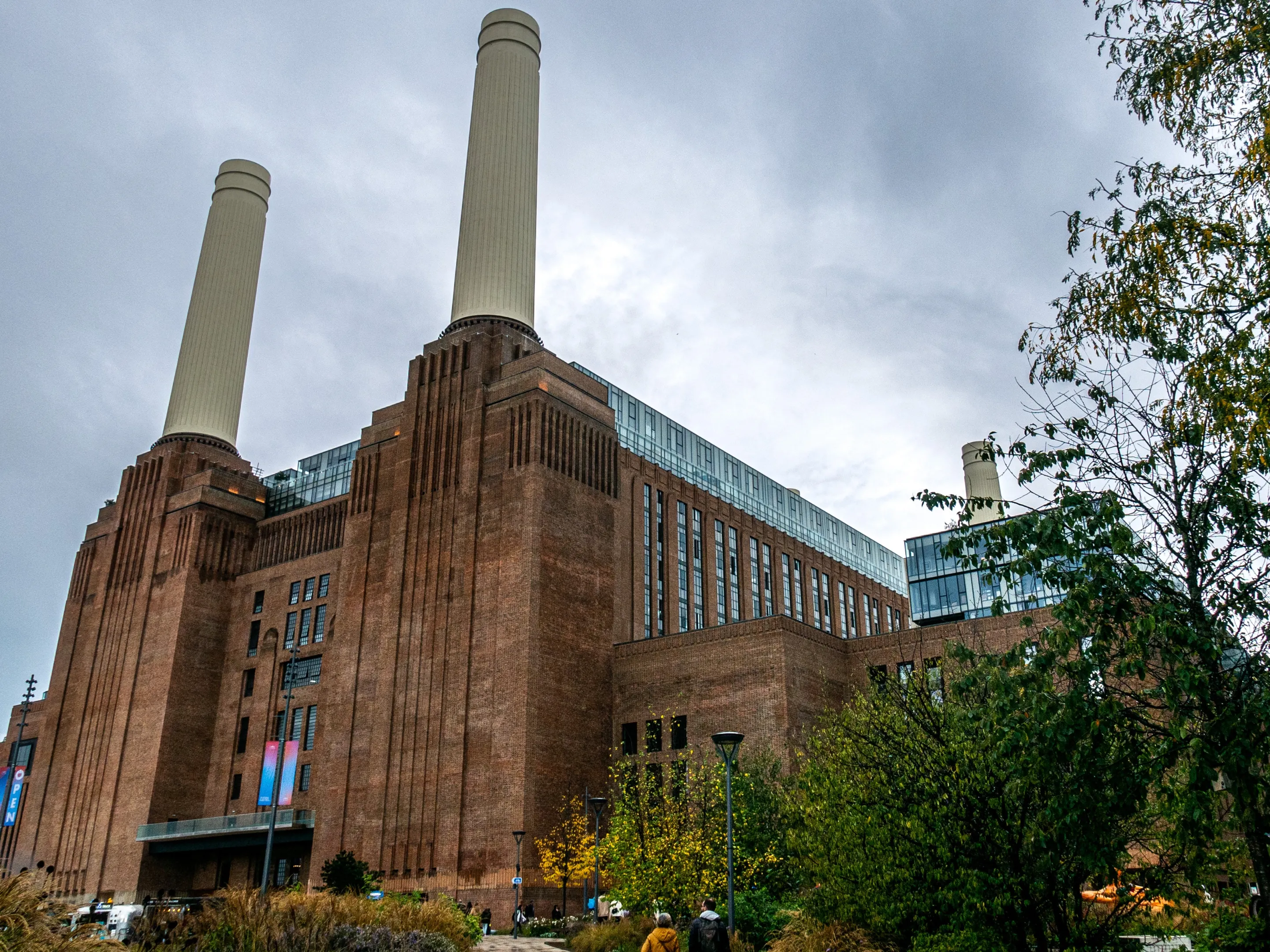 A Christmas Journey to  the castle with a Land Rover
