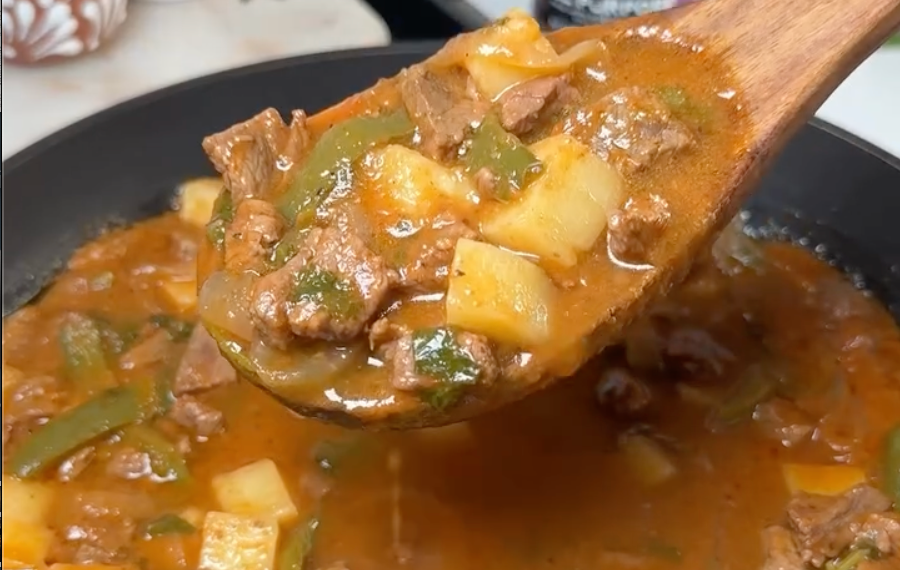 Bistec ranchero con papas (ranchero steak with potatoes)