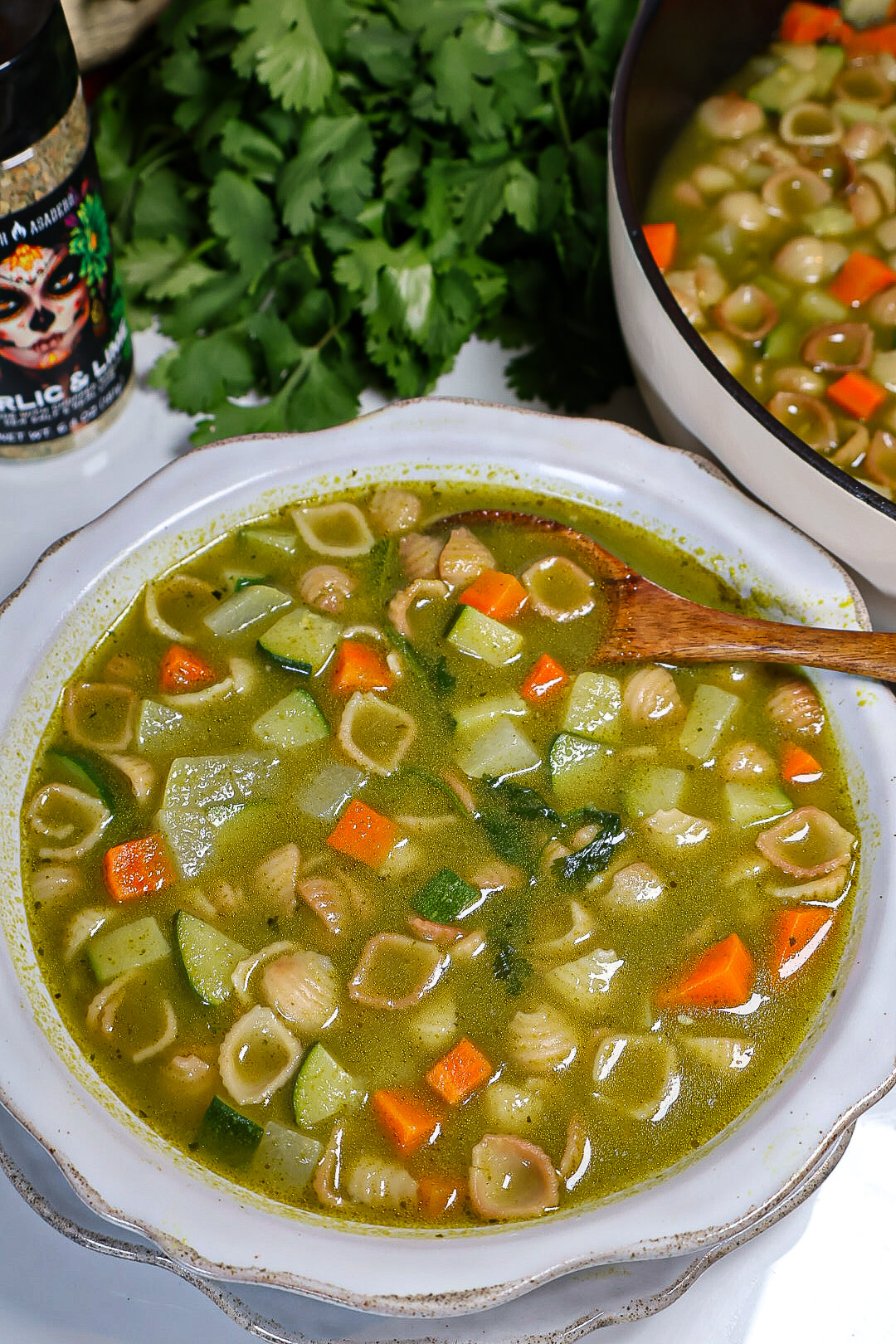 Sopita de conchitas verdes (green shell pasta soup)
