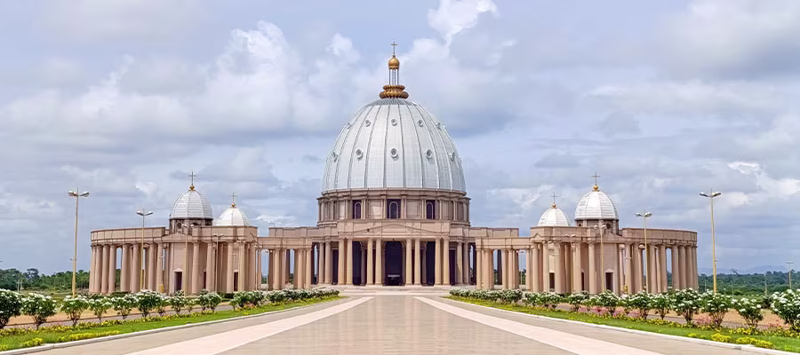 Basilique-notre-dame-de-la-paix-Yamoussoukro