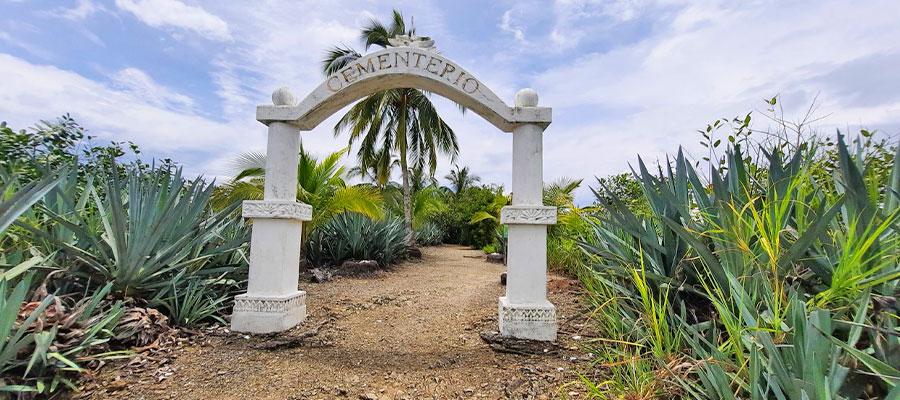 cabuya-island-cementiero