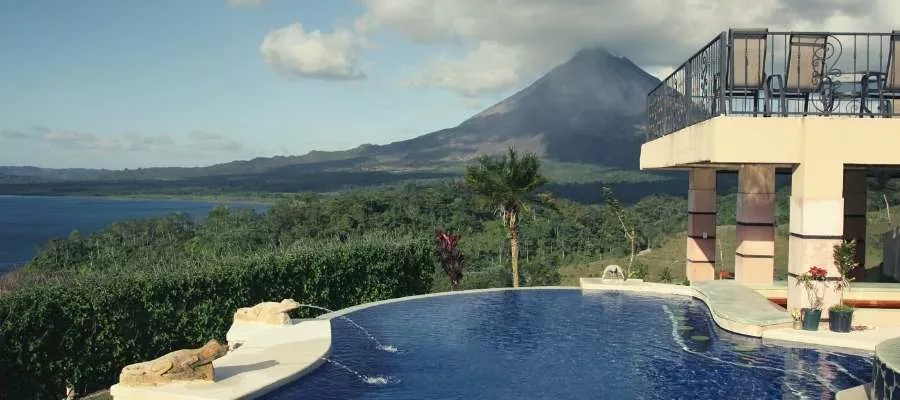 AL PIE DE UN VOLCÁN