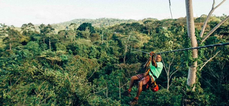 SURVOLER LA JUNGLE SUR UNE TYROLIENNE