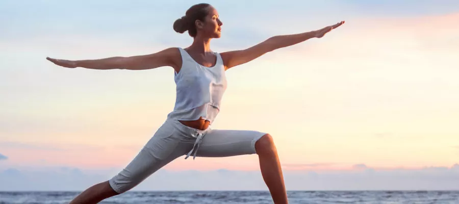 Yoga ou de la Méditation seul au monde sur la Plage