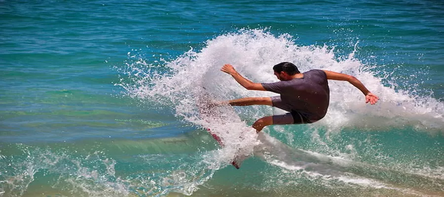 SURFING IN TAMARINDO