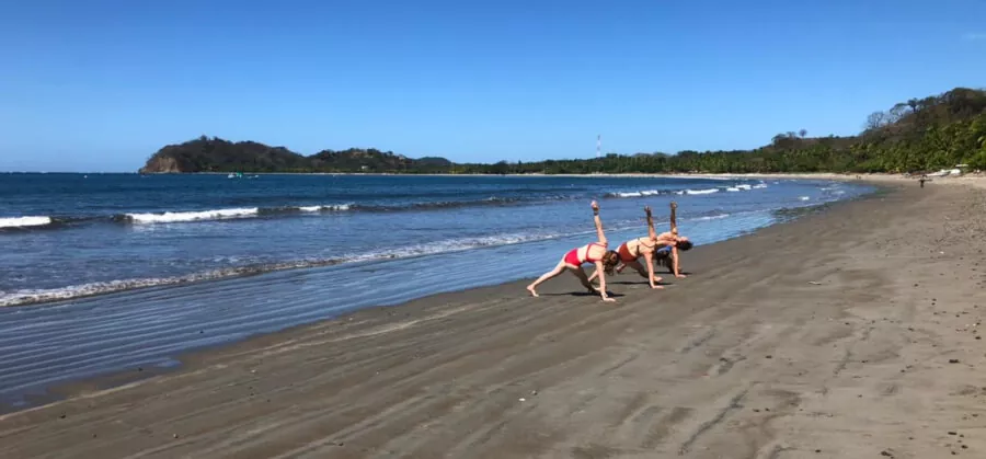yoga-clase-playa-samara-costa-rica