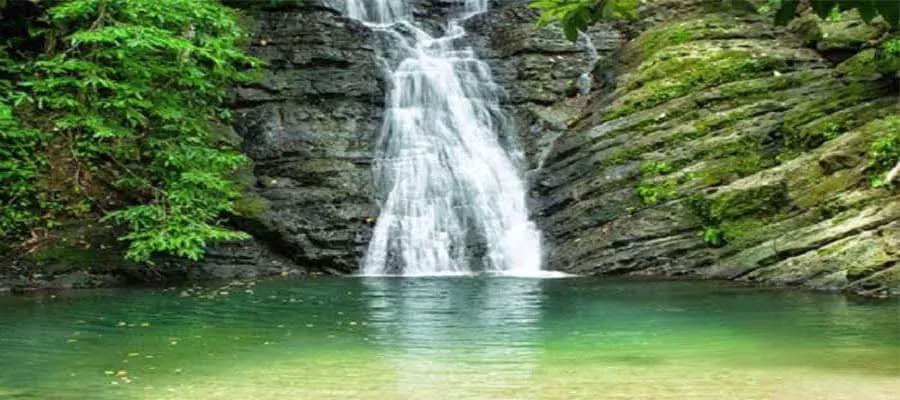 SE BAIGNER À LA CASCADE POZA AZUL