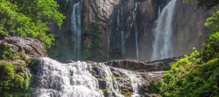 ADMIRER LA CASCADE NAUYACA