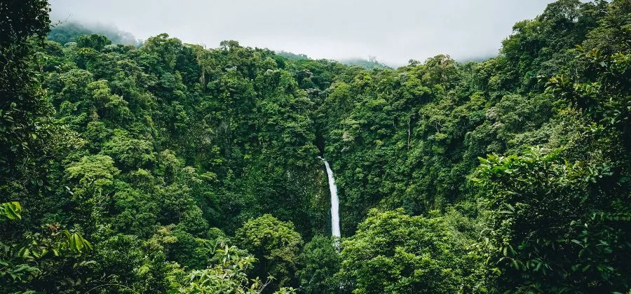 MARCHER JUSQU’À UNE CASCADE