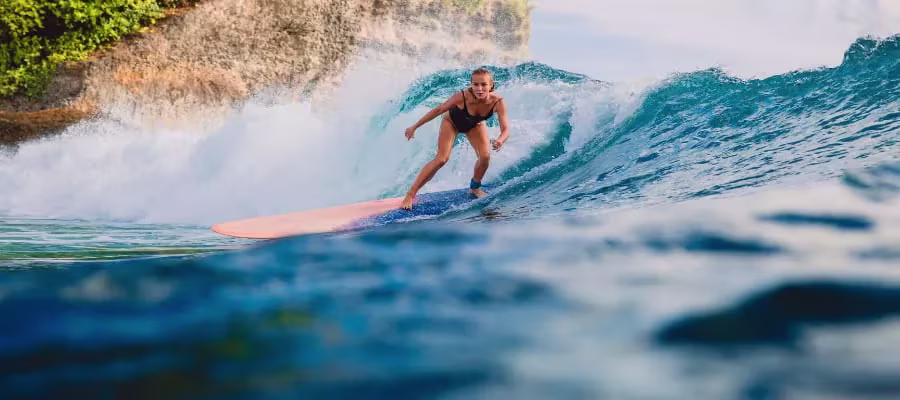 FAIRE DU SURF SUR LA PLAGE DE DOMINICAL