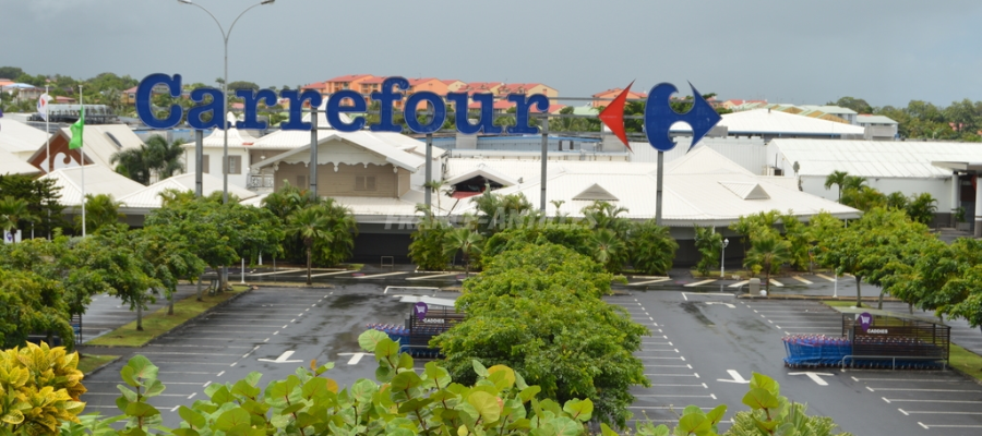 Centre commercial Carrefour Destreland à Baie-Mahault 