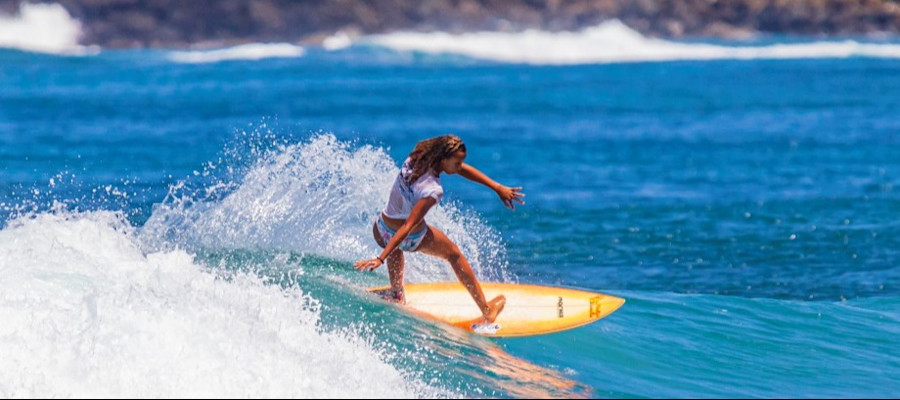Surfer à Anse Bonneville - Trinité