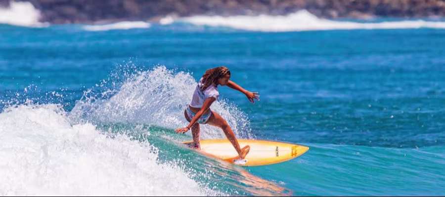 Surfer à Anse Bonneville - Trinité