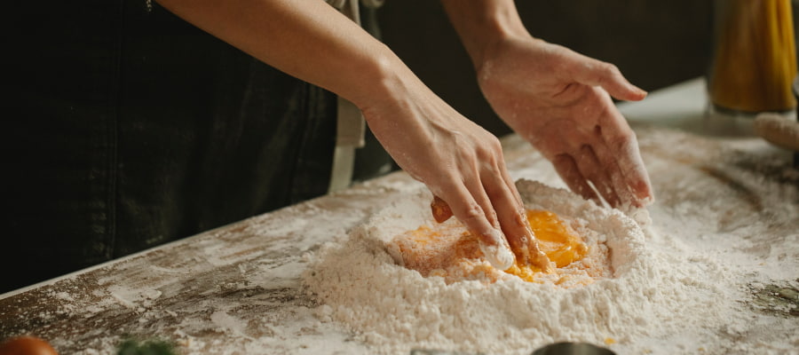 La préparation du gâteau amour caché 