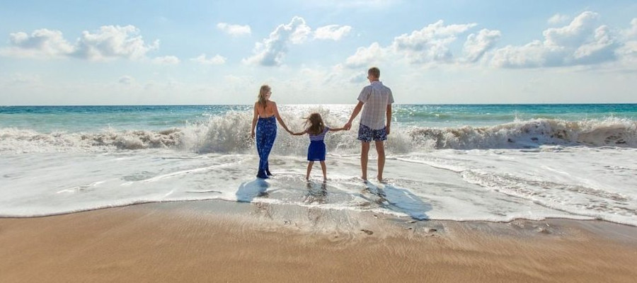 Vacances famille Martinique - Parents et enfants à la plage