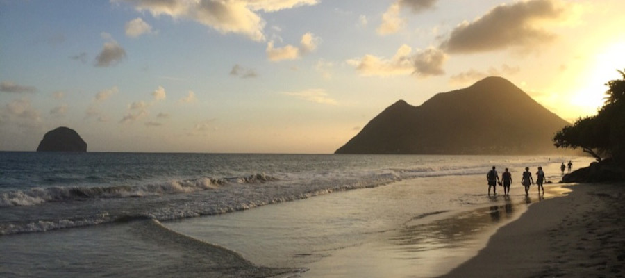 Rocher du Diamant vu depuis la Plage du Diamant au coucher du soleil