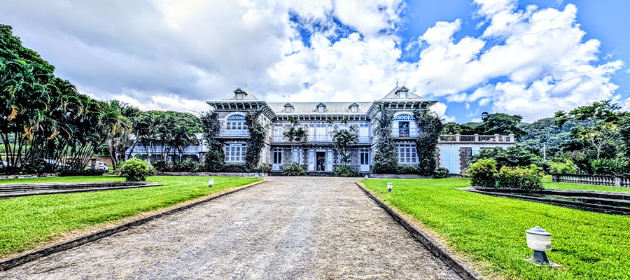 Allee-vers-le-chateau-depaz