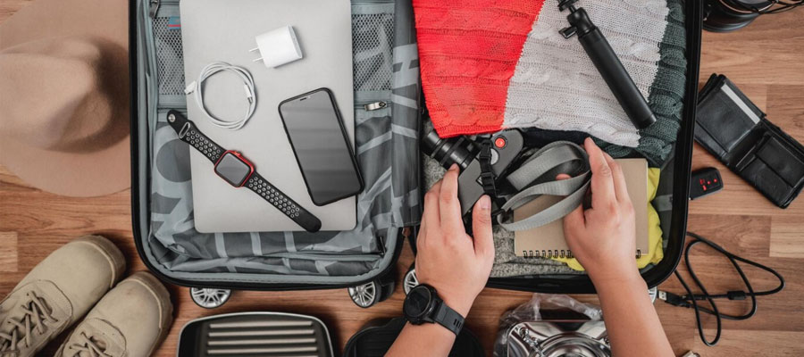 vue-de-dessus-de-la-preparation-de-la-valise-pour-les-vacances-d-ete-jeune-homme-verifiant-les-accessoires-et-les-trucs-dans-les-bagages-voyage-vacances-et-vacances-concept