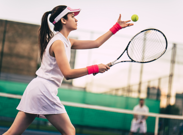 فتاة تلعب التنس