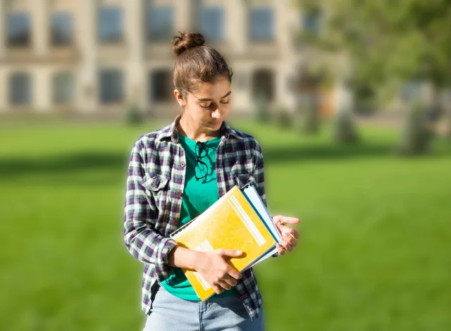 فتاة في الجامعة