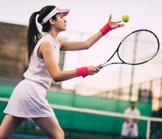 فتاة تلعب التنس