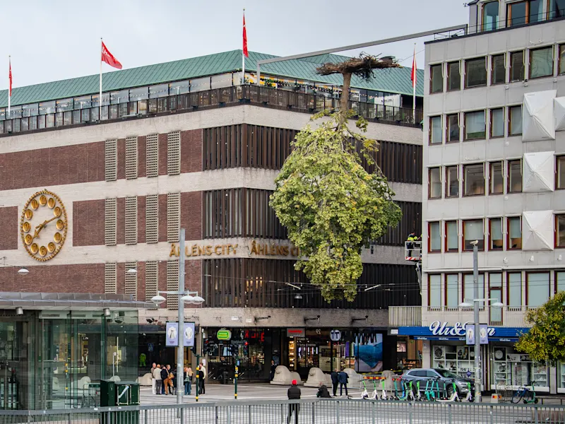 Headline picture from the __Himlens avgrund__ by *Daniel Birnbaum* article