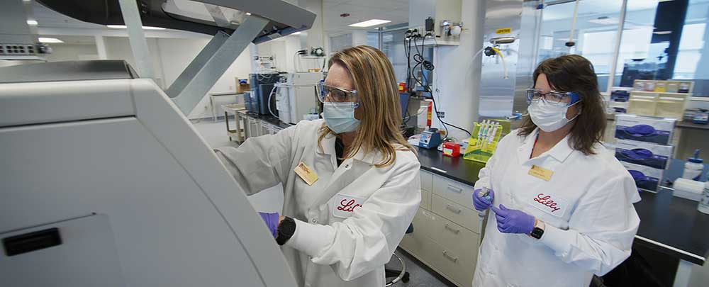 Deux scientifiques qui travaillent dans un laboratoire