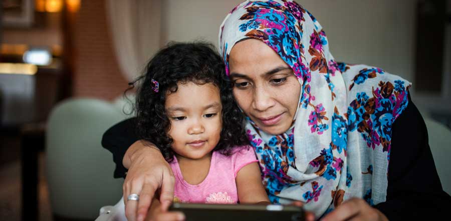 Une mère et sa fille lisent 