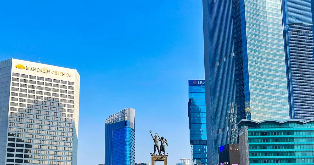 The Selamat Datang welcome statue at Bundaran HI framed by Jakarta's Thamrin skyscrapers.  (source: https://images.unsplash.com/photo-1689838840483-a142801de947)